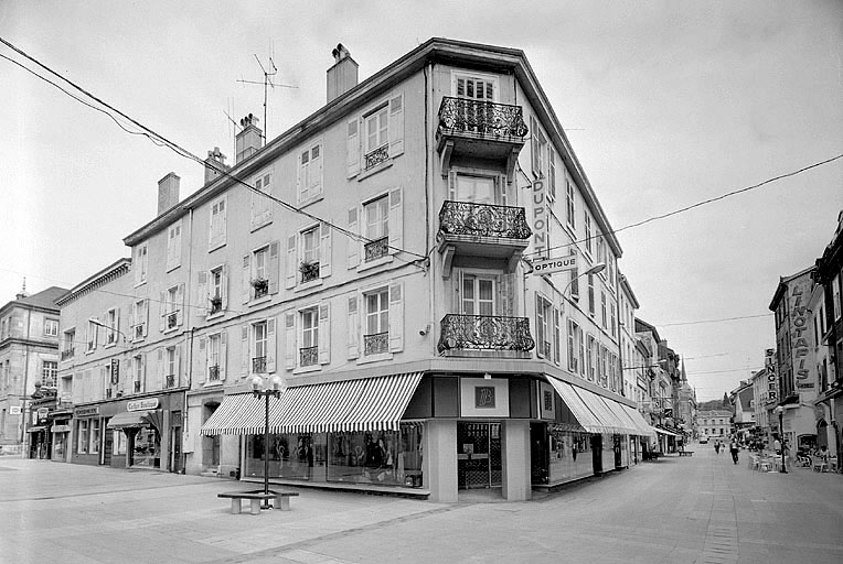 Vue d'ensemble de l'immeuble construit à l'emplacement de l'hôtel.