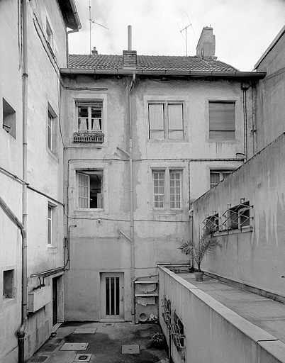 Corps de bâtiment sur rue, façade sur cour.