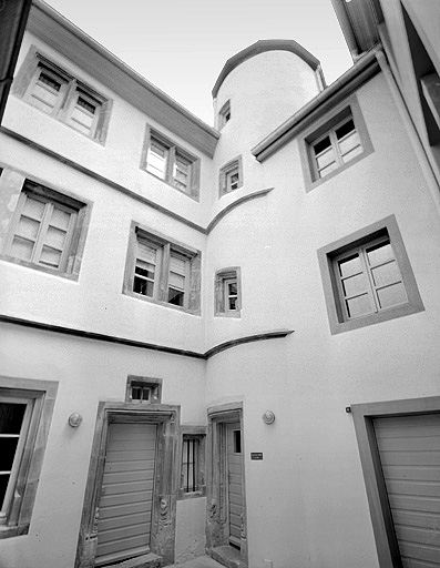 Façade sur cour du premier corps de bâtiment, tour d'escalier et galeries de liaison.