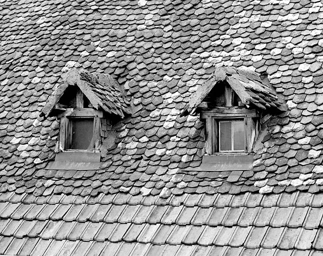 Façade principale, lucarnes sommant les travées de droite.