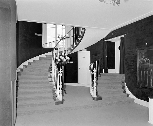 Vestibule de la salle de spectacle.