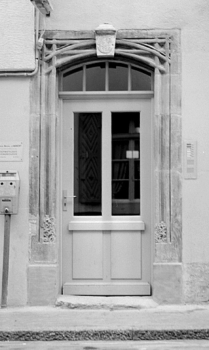 Façade sur rue, porte d'entrée.