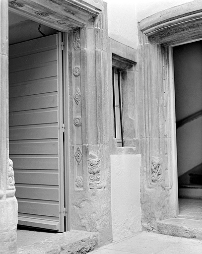 Porte sur cour du premier corps de bâtiment, piédroit de droite.