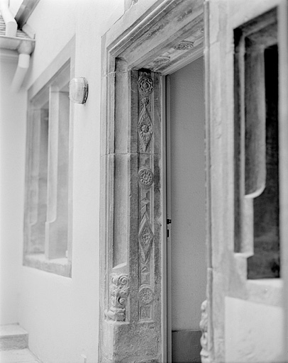 Porte sur cour du premier corps de bâtiment, piédroit de gauche.