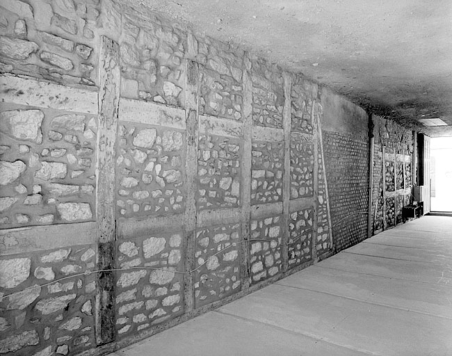 Cloison délimitant l'allée cochère dans le corps de bâtiment oriental.