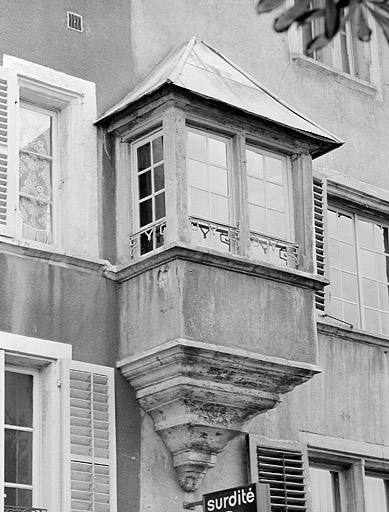 Façade sur la place. Détail de la logette.