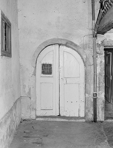 Deuxième corps de bâtiment. Porte de la cave-haute ouvrant sur la cour.