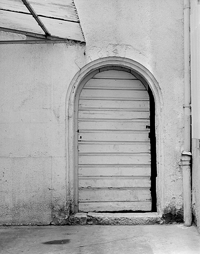 Porte du corps de bâtiment sur cour de l'ancien hôtel.