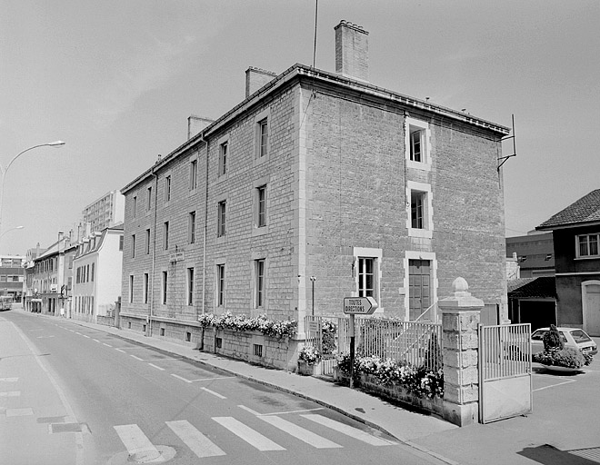 Façade principale et façade latérale droite.