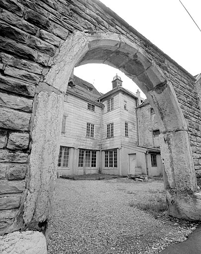 Portail de la cour et pavillon d'escalier.