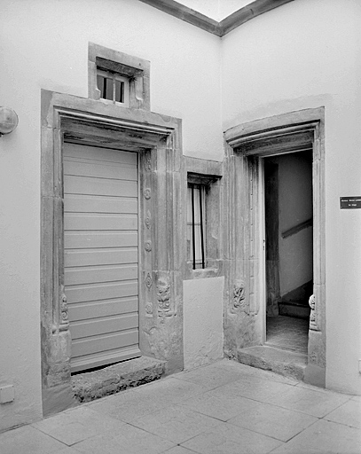 Porte du premier corps de bâtiment et porte de la tour d'escalier.