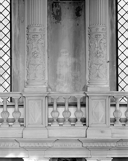 Détail de la balustrade et de la partie inférieure des colonnes de la tribune.