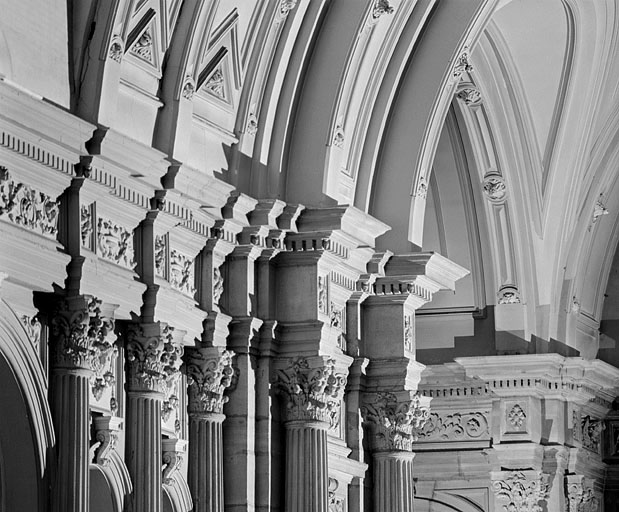 Chapiteaux de la tribune gauche à la rencontre de la nef et du choeur liturgique.