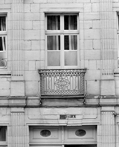 Façade sur rue. Fenêtre centrale du premier étage.