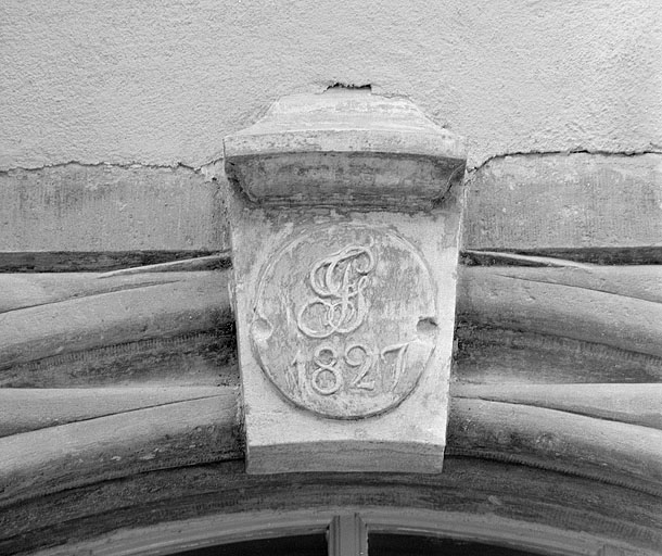 Monogramme et date ajoutés sur le linteau de la porte d'entrée de la façade sur rue.