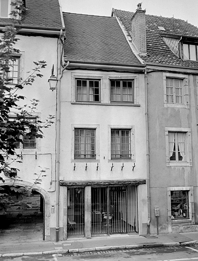 Façade sur la place de la maison de droite.