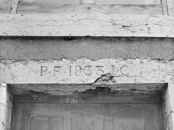 Date sur la porte ouvrant sur la rue Charles-Surleau.