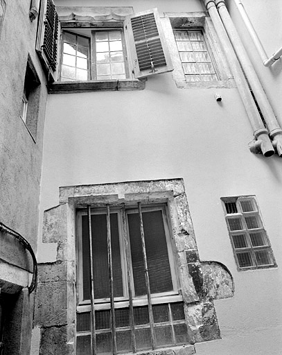 Façade du corps de bâtiment principal donnant sur la cour de la maison 27, rue des Febvres.