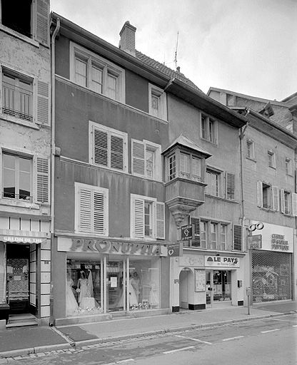 Vue d'ensemble sur la place.