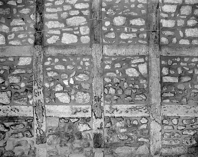 Détail de la cloison délimitant l'allée cochère.