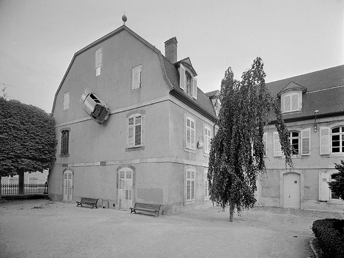 Corps de logis principal vu du jardin.