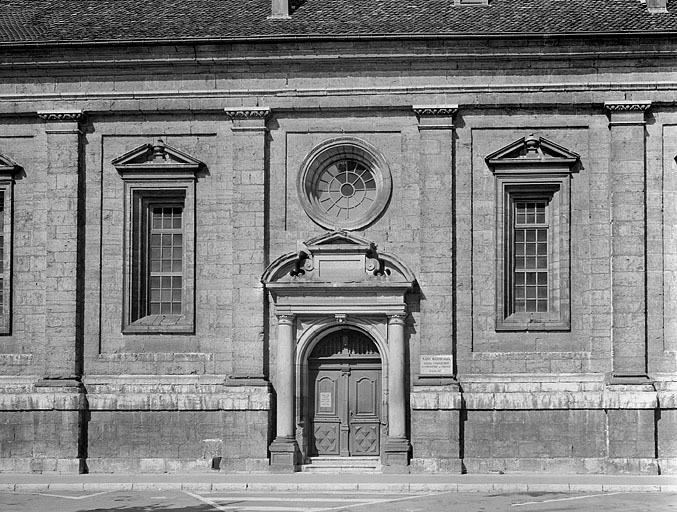 Façade sud, travées centrales.