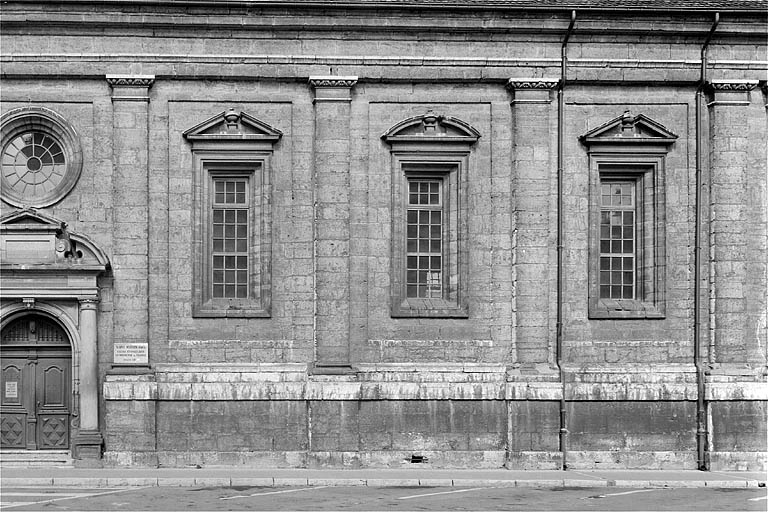 Façade sud, travées de droite.