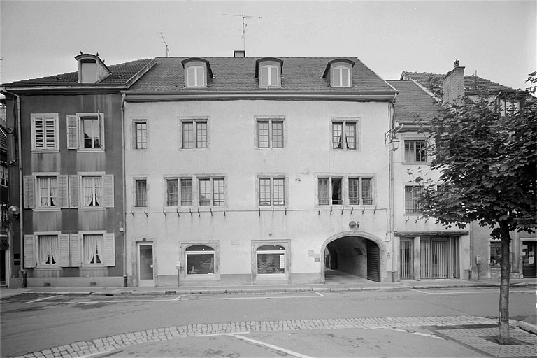 Façade sur la place de la maison de gauche.