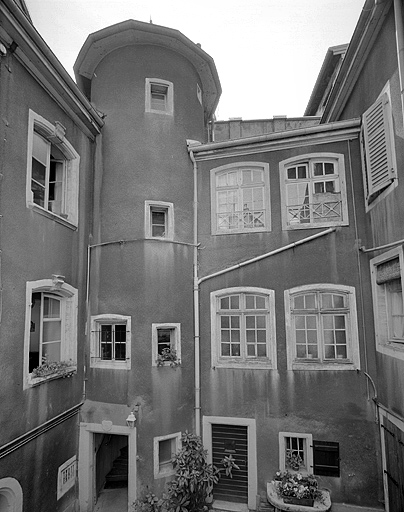 Galeries de liaison et tour d'escalier.