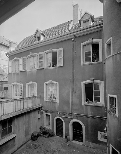 Façade sur cour du corps de bâtiment principal.