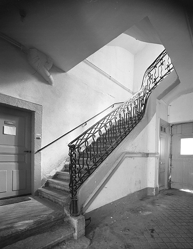 Escalier vu au rez-de-chaussée.