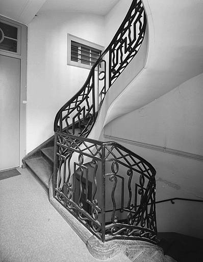 Escalier vu du palier du premier étage.