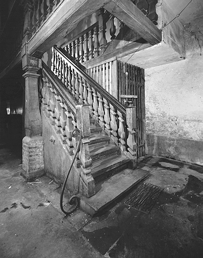 Escalier, première volée.