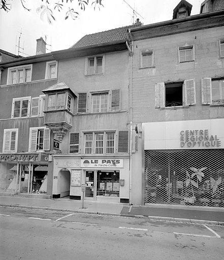 Façade sur la place.