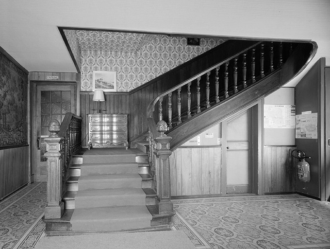 Escalier dans le corps de bâtiment central.