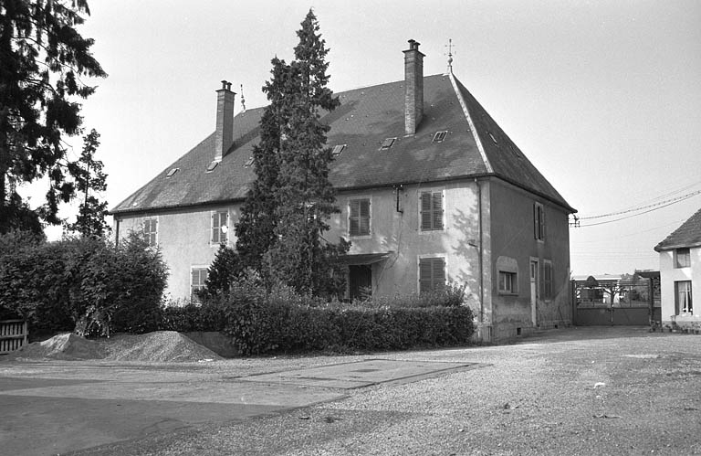Logement patronal vu de trois quarts arrière en 1987.