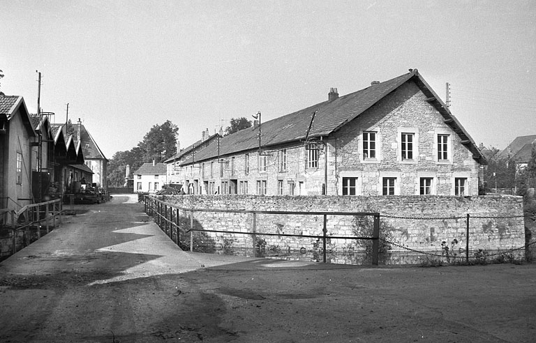 Halle à charbon reconvertie en logements ouvriers. Vue de trois quarts en 1987.