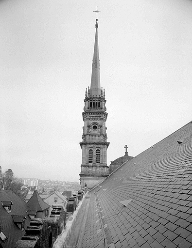 Vue d'ensemble des derniers niveaux de la tour nord et de sa flèche.