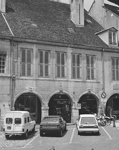 Façade antérieure vue de trois-quarts gauche.