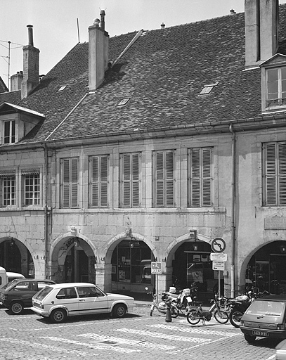 Façade antérieure vue de trois-quarts droit.