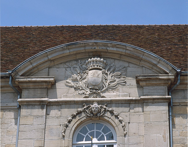 Détail du fronton de la façade sud.