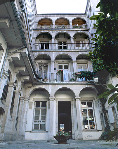 Façade sur la cour.