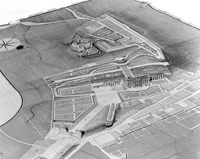 Plan du château d'Arlay et de ses attenances [détail : vue cavalière, élévations relevées].