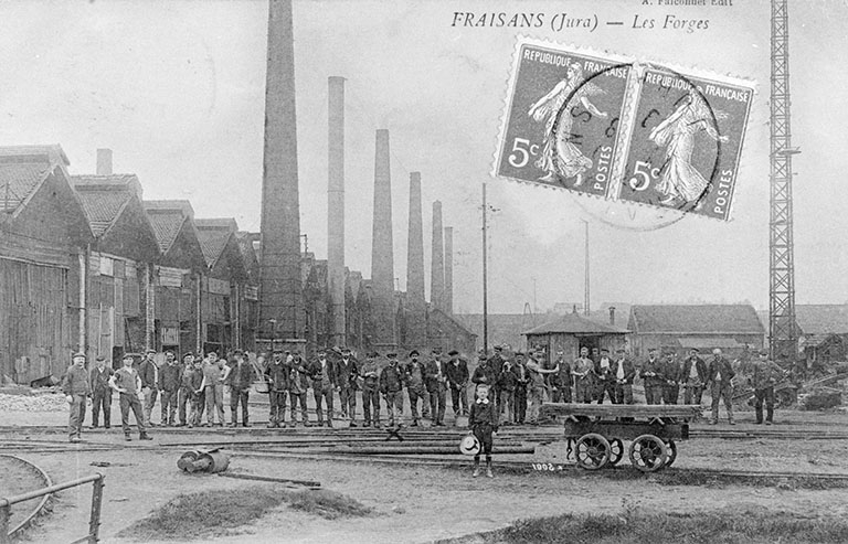 Fraisans (Jura) - Les Forges : ouvriers et bâtiment de la Forge Neuve vus de l'est.