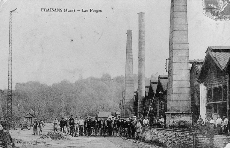 Fraisans (Jura) - Les Forges : ouvriers et bâtiment de la Forge Neuve vus du nord-ouest.