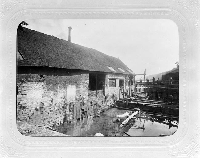 Vieille Forge à la fin du 19e siècle : construction du bâtiment des turbines en avant de la clouterie (à gauche).
