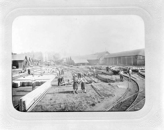 Aire séparant le bâtiment de la Forge Neuve (à gauche) de l'atelier de construction, à la fin du 19e siècle.