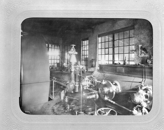Machine à vapeur Farcot (actionnant le petit train de laminoirs), à la fin du 19e siècle.