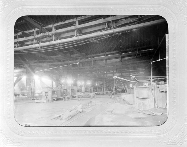 Intérieur du bâtiment de la Forge Neuve, à la fin du 19e siècle : laminoirs (à tôle ?) et fours (à souder ?).