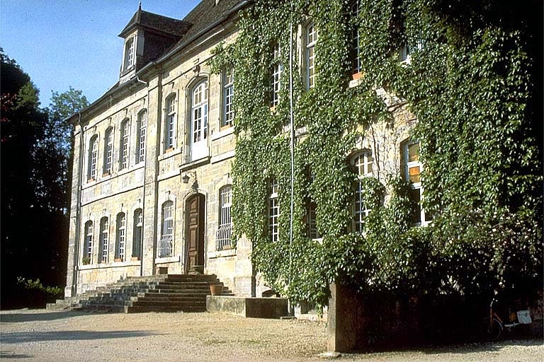 Façade antérieure du logement patronal, vue de trois quarts droit.